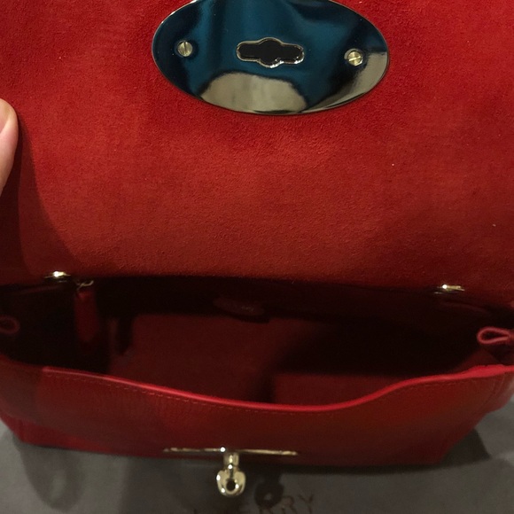 Bright Red Glossy Goat Small Lily - Picture 8 of 9